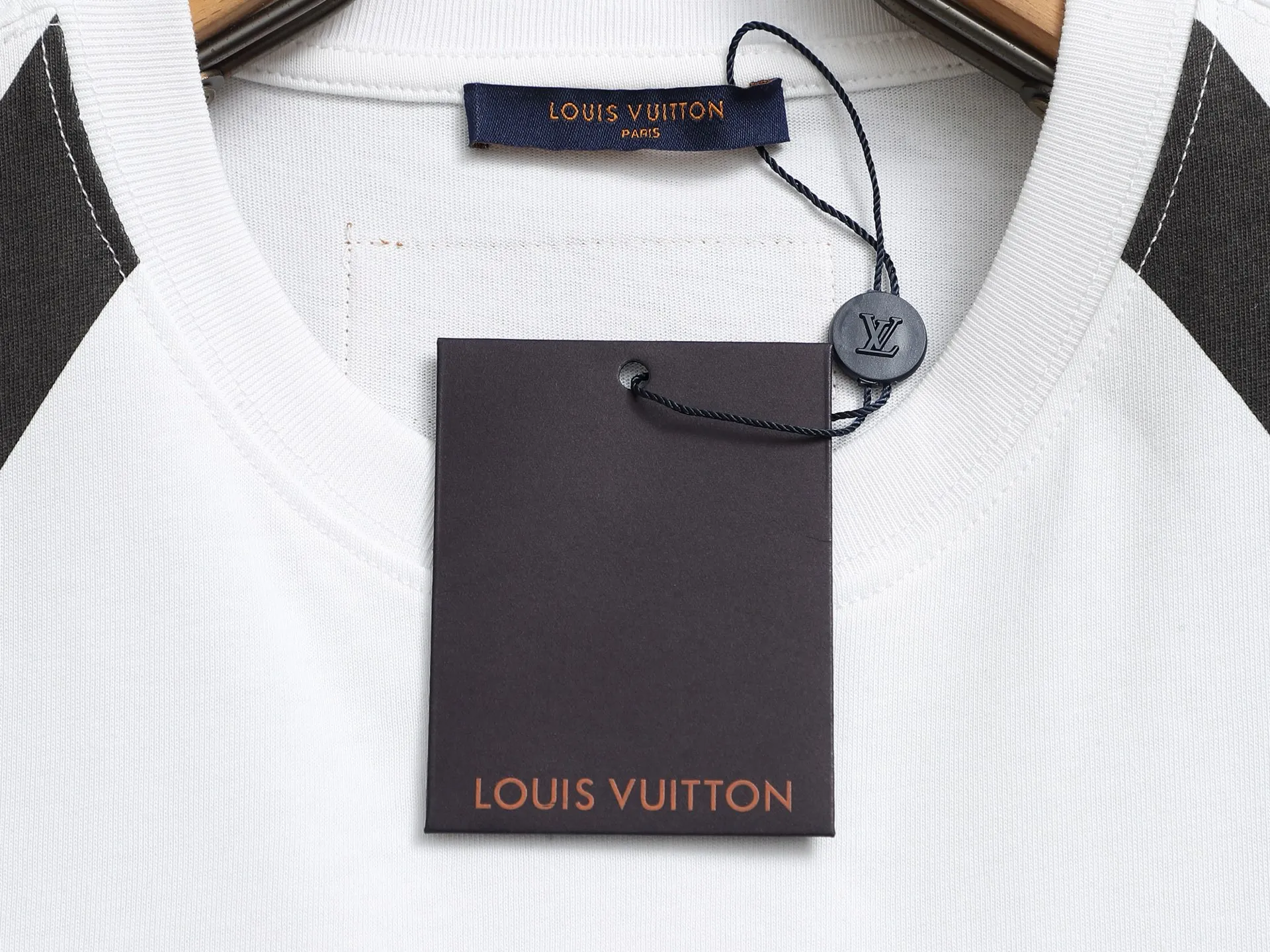 🅿️170 new models are available! 】 Newly upgraded new fabric - high-quality LOUIS V UITTON Louis Vuitton 2025ss latest style leather logo foam round neck short-sleeved T-shirt upper body effect Fabric #300G thick weight double yarn cotton Custom dyeing Threaded neckline is not easy to deform Very comfortable to the touch Super versatile and good-looking short-sleeved Three-label complete Non-market ordinary version Feel free to compare Quality is absolutely guaranteed Same style for men and women Color: Black White Size: XS S M L